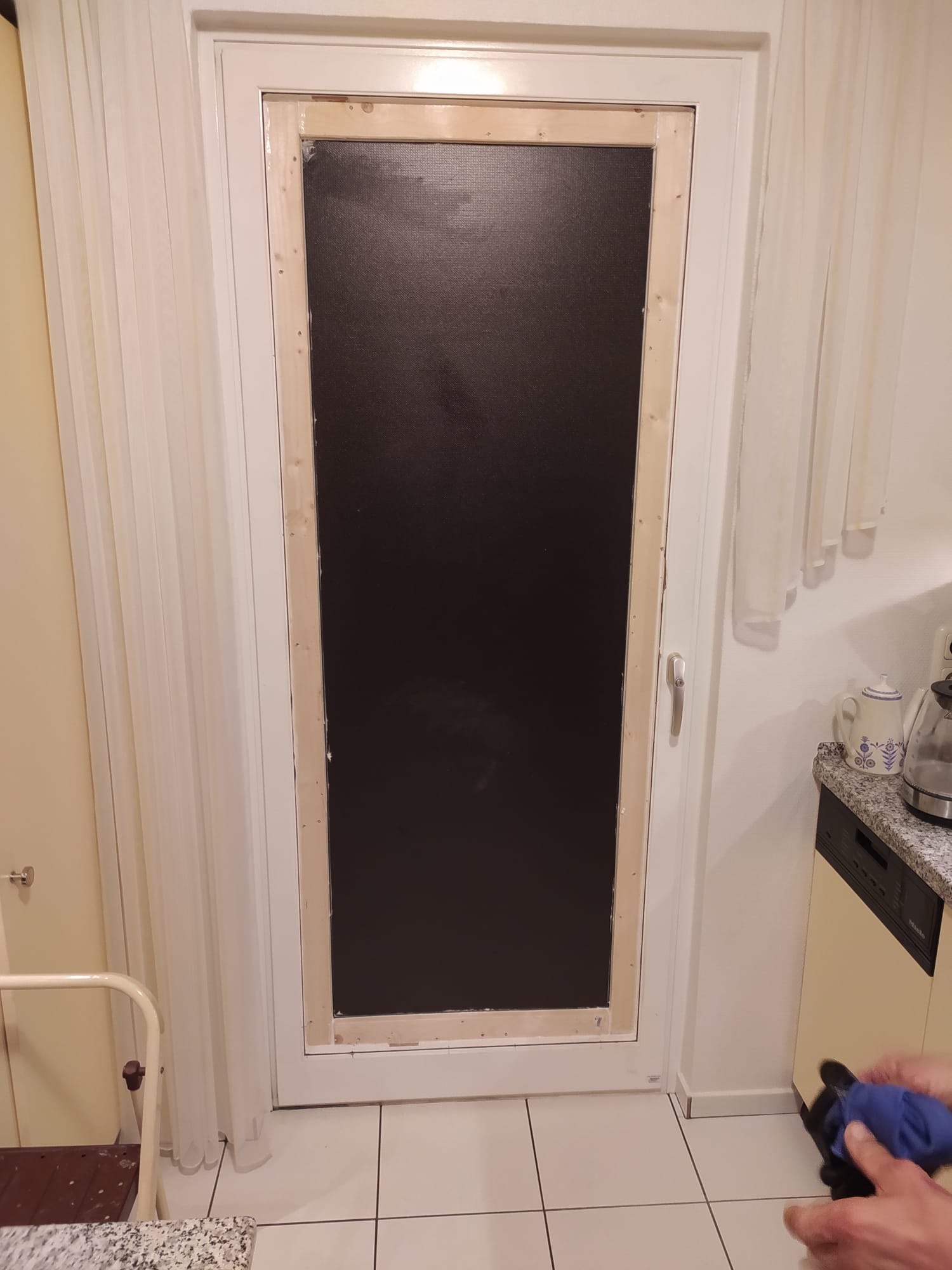 FensterFix bei Arbeiten an einem Fenster in einem älteren Wohnhaus